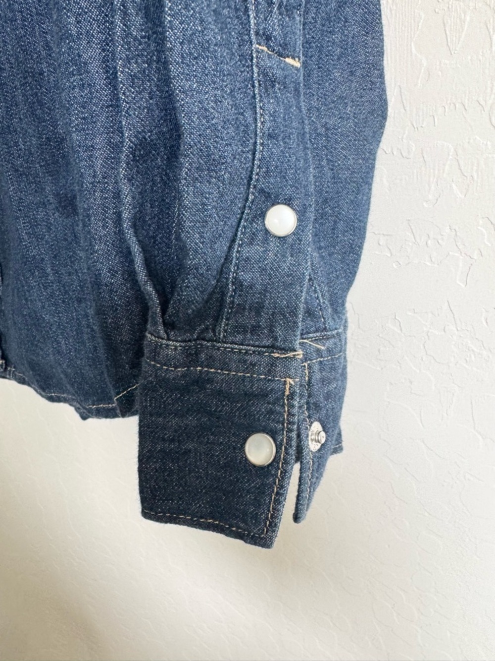 Levi’s Ultimate Western Denim Shirt Dark Wash Size Small Like New - Picture 5 of 7